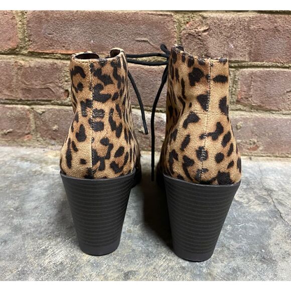 Soda Cheetah Faux Suede Print Lace Up Wedge Bootie NEW Size 6.5 - Picture 3 of 7